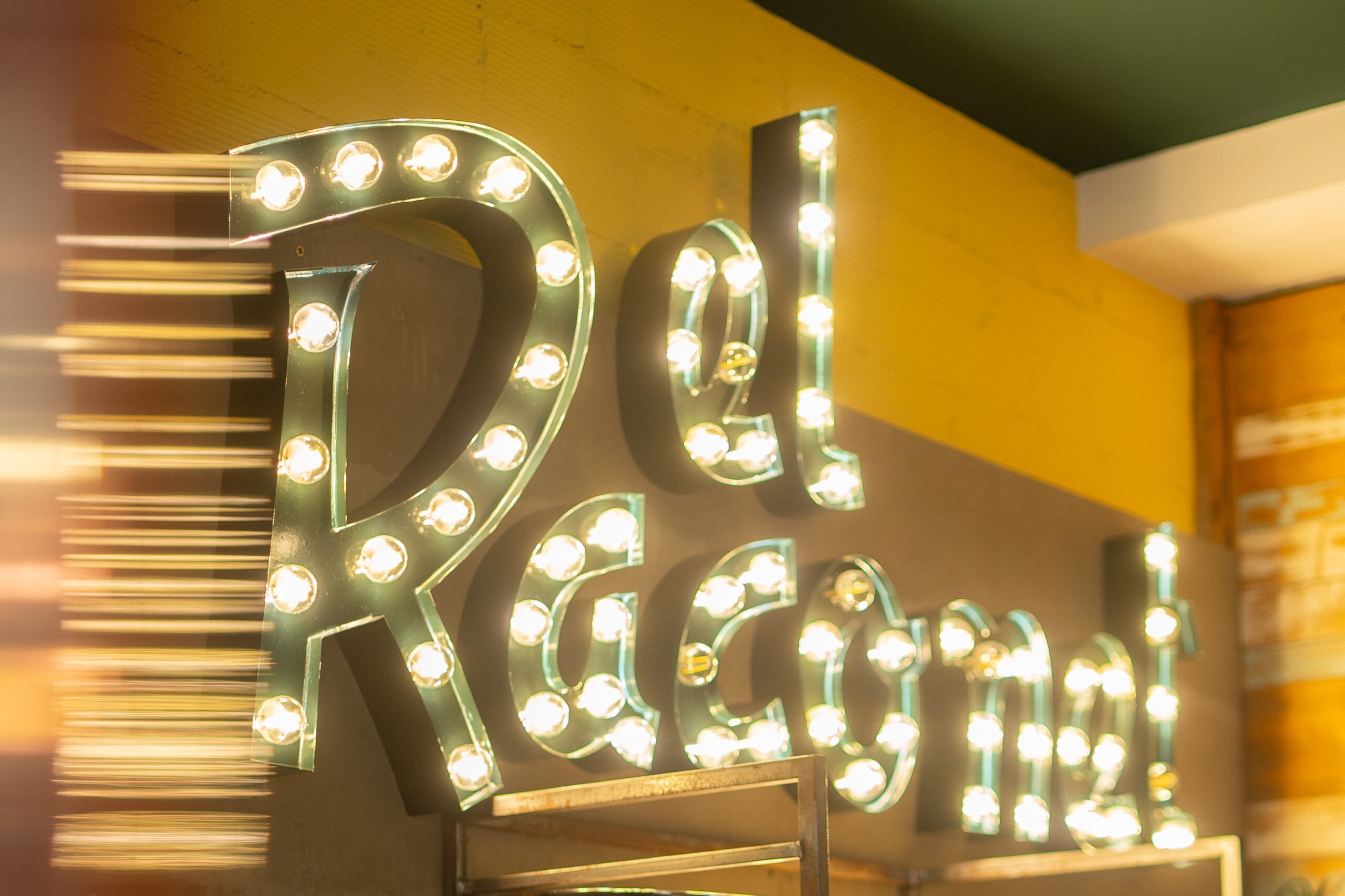 Cartel luminoso dentro de el Restaurante El Raconet de Jávea