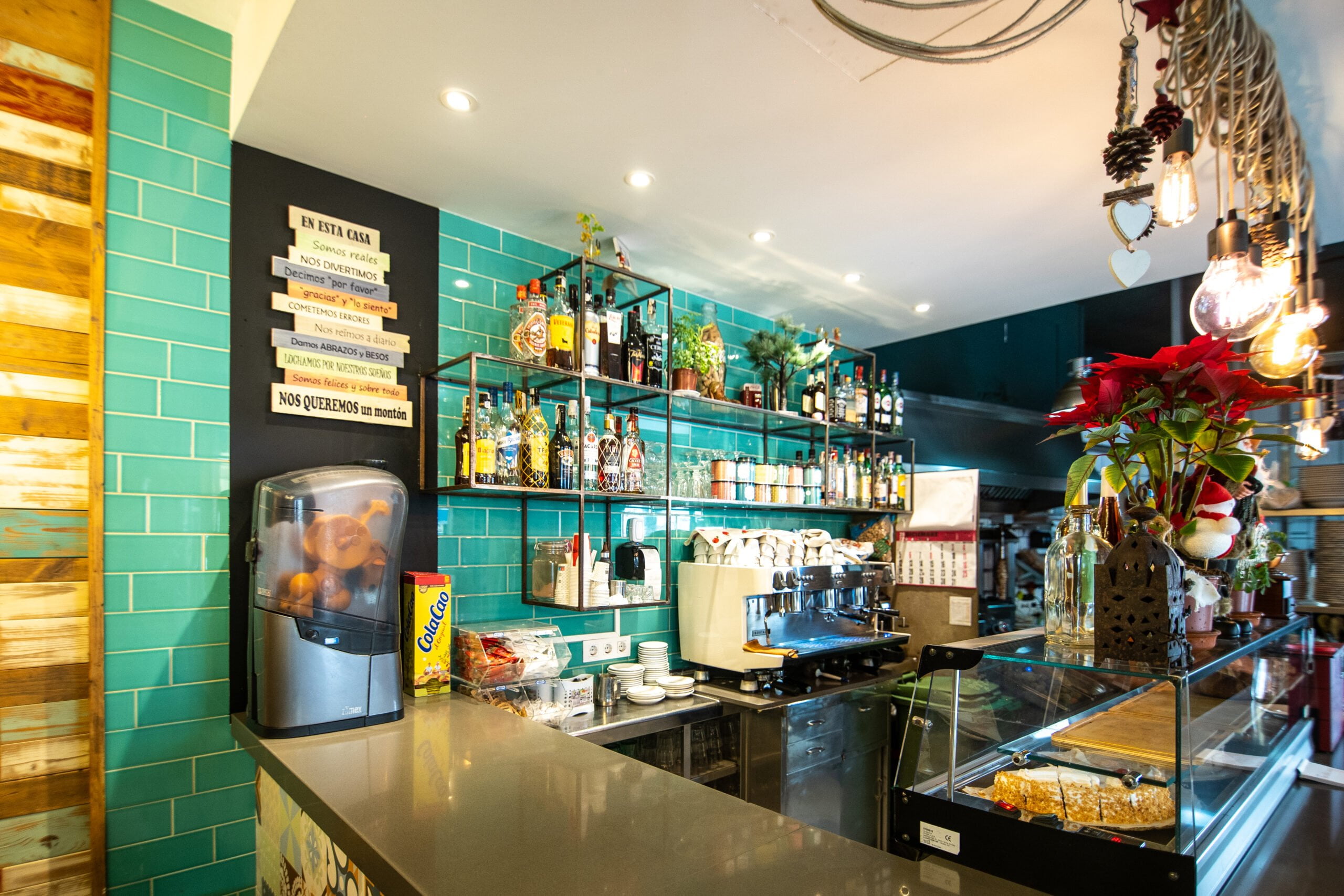 Barra del bar El Raconet de Jávea donde pedir y preparar café