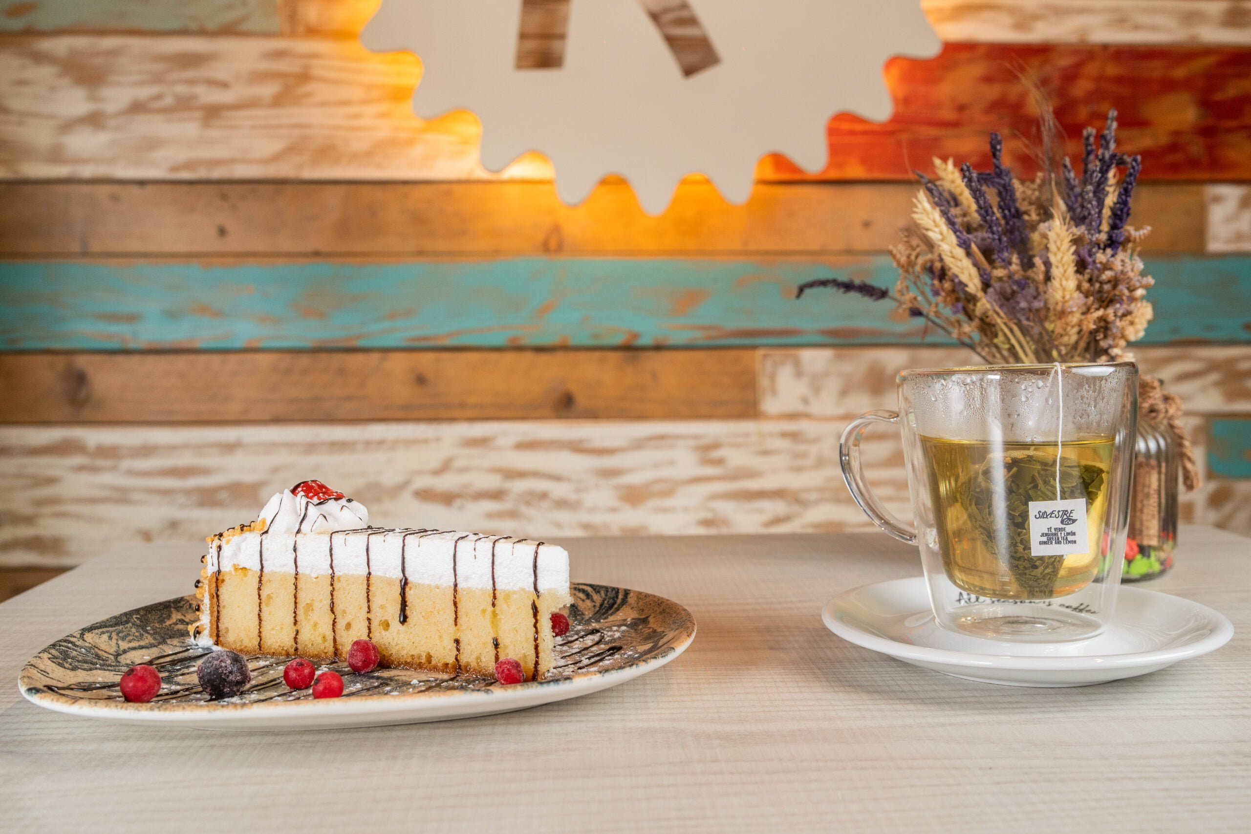 Postre El Raconet acompañado de una infusión