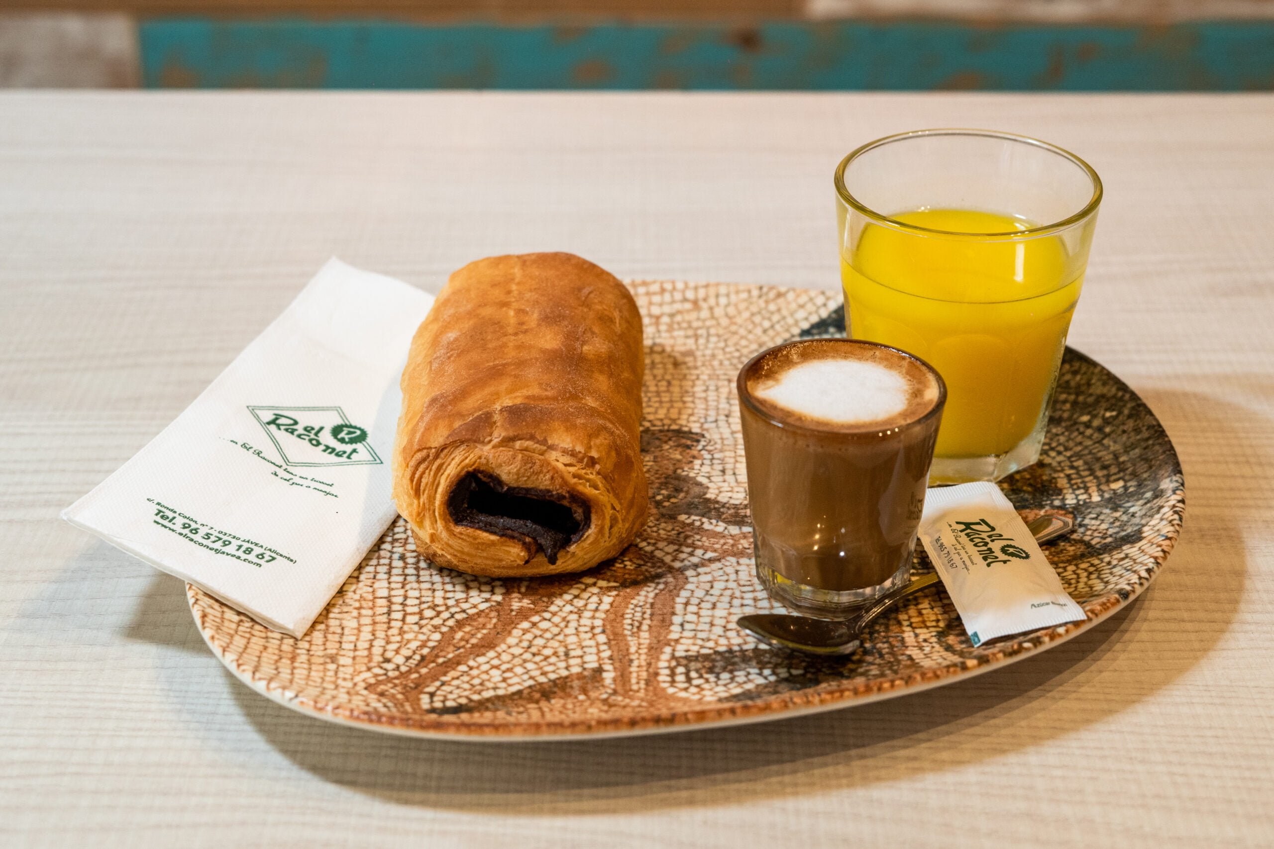 Napolitana acompañada de café y zumo en El Raconet de Jávea