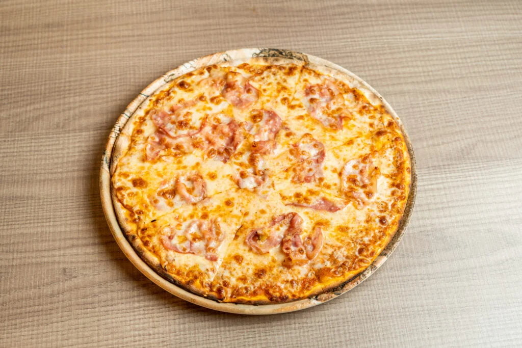 Pizza Jamón y Queso El Raconet servida al cliente