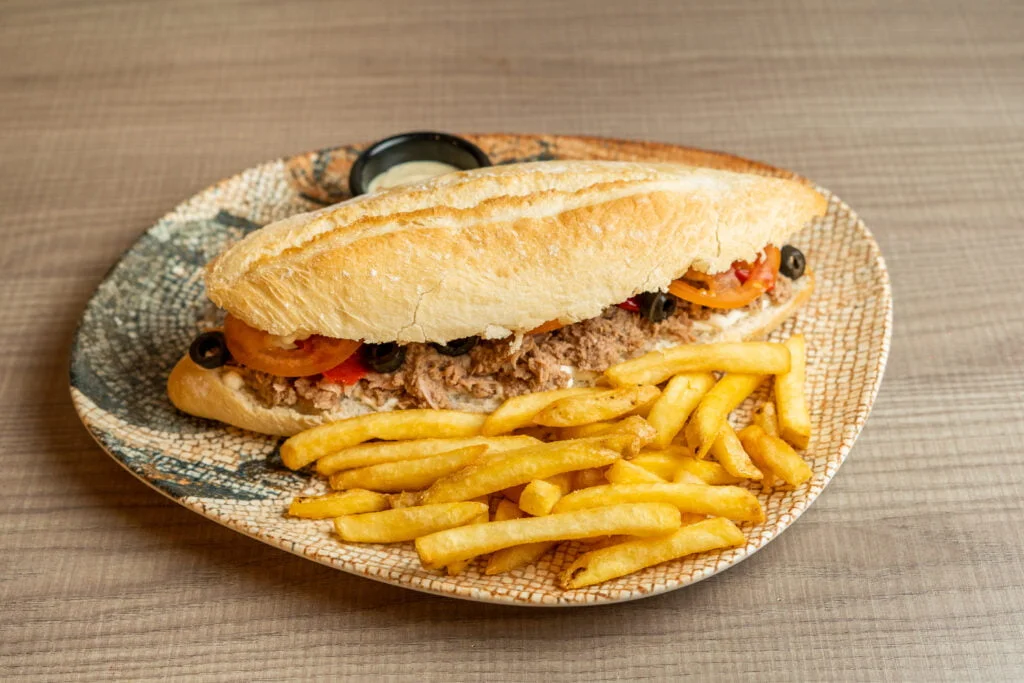 Bocadillo El Raconet acompañado con mayonesa y patatas