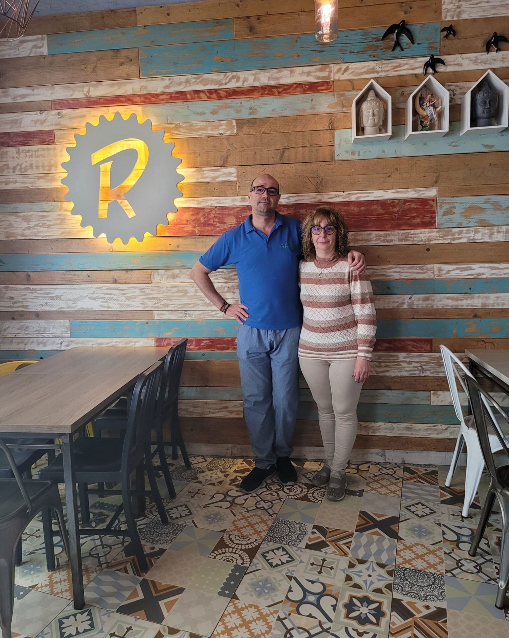 Los gerentes Willy y María de el Restaurante El Raconet en Jávea